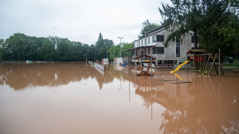 Der Sportplatz in Dresden-Dobritz ist nach dem Starkregen vom Sonntag völlig überschwemmt. Inzwischen ist klar: Es kam in kurzer Zeit genauso viel Niederschlag herunter wie zur Flut 2002.