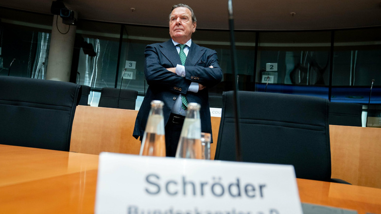 Altkanzler Gerhard Schröder (SPD) im Wirtschaftsausschuss des Bundestags zum Pipeline-Projekt Nord Stream 2.