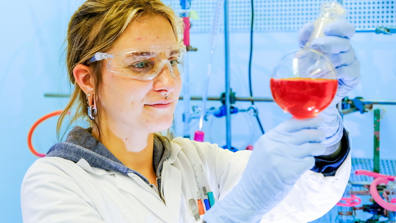 Junge Fachkräfte wie Chemielaborantin Marie Sommer sind immer schwerer zu finden. Das hat auch Arevipharma in Radebeul gemerkt, und mit einer großen Werbekampagne reagiert.