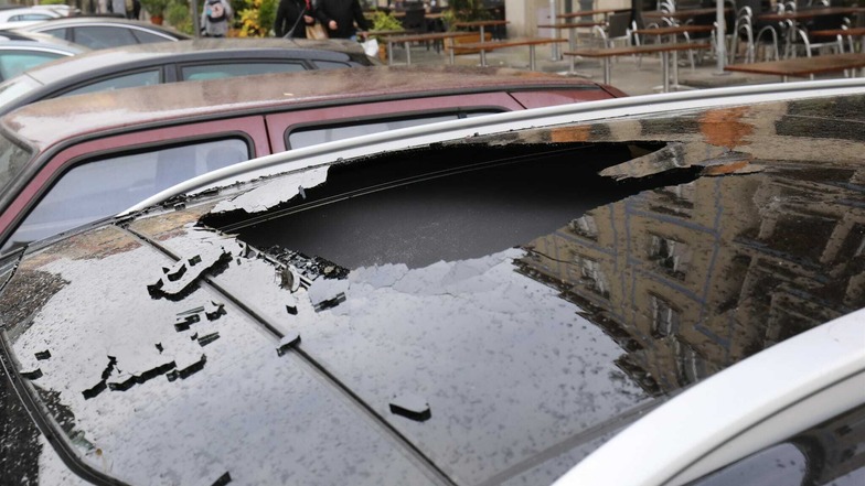 Auf der Kreuzstraße haben herabgestürzte Dachziegel ein Loch im Dach dieses Autos verursacht.