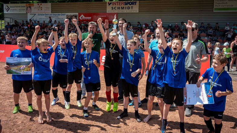 Die Mannschaft der Weinbergschule Roßwein freut sich über den Sieg beim Doblina Cup der Stadtwerke Döbeln.