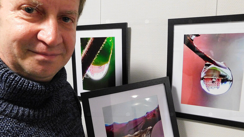 Frank Dutsch, Hobbyfotograf aus Bad Muskau, mit seinem ersten Tropfenbild. Es zeigt beide Muskauer Schlösser – aufgenommen in einem Wassertropfen an einem Ast. Über 40 Bilder dieser Art sowie mit Motiven aus dem Muskauer Park sind aktuell im Foyer- und Wa