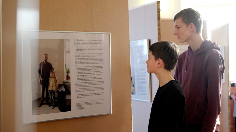 Tobias (l.) und Iven, Schüler das Franziskaneum, informieren sich in der Ausstellung an ihrer Schule über das Schicksal geflüchteter Menschen in Deuschland.