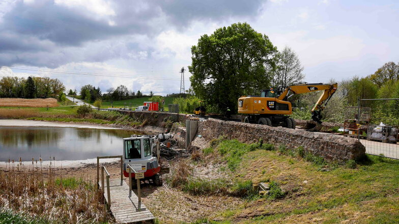 Die Großenhainer Straße ist aktuell wegen Bauarbeiten am Jämmchen gesperrt. Der Ablass am Teich wird erneuert.