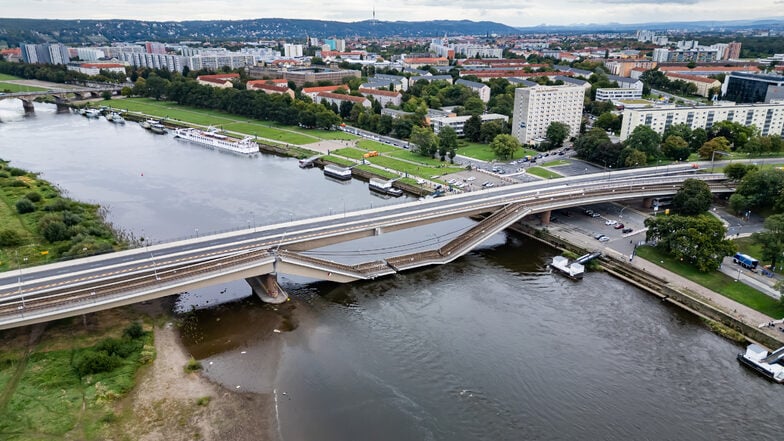 Blick auf die eingestürzte Carolabrücke: Ein großer Teil der Brücke ist ins Wasser gestürzt.