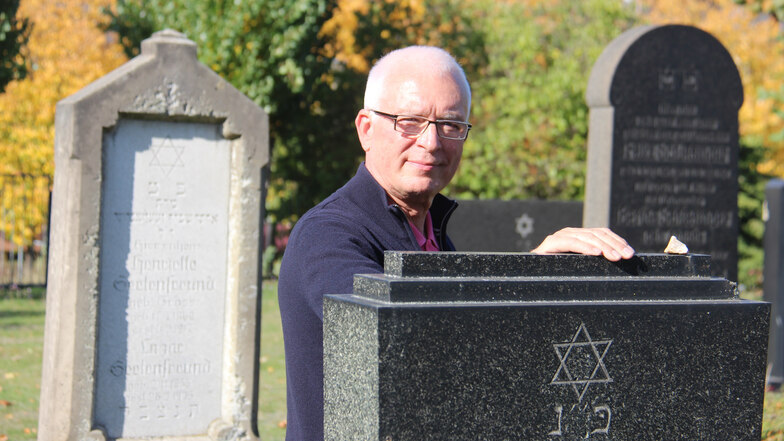 Auf dem jüdischen Friedhof in Bautzen organisiert Hans-Eberhard Kaulfürst einmal im Jahr ein besonderes Gebet. Seit fast 30 Jahren erinnert er an die Juden, die einst in Bautzen lebten. Dieses Erinnern ist heute wichtiger denn je, meint der ehemalige Stad