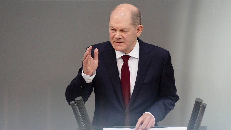 Bundeskanzler Olaf Scholz (SPD) bei der Sondersitzung des Bundestags zum Krieg in der Ukraine: "Wir werden von nun an - Jahr für Jahr - mehr als zwei Prozent des Bruttoinlandsprodukts in unsere Verteidigung investieren."