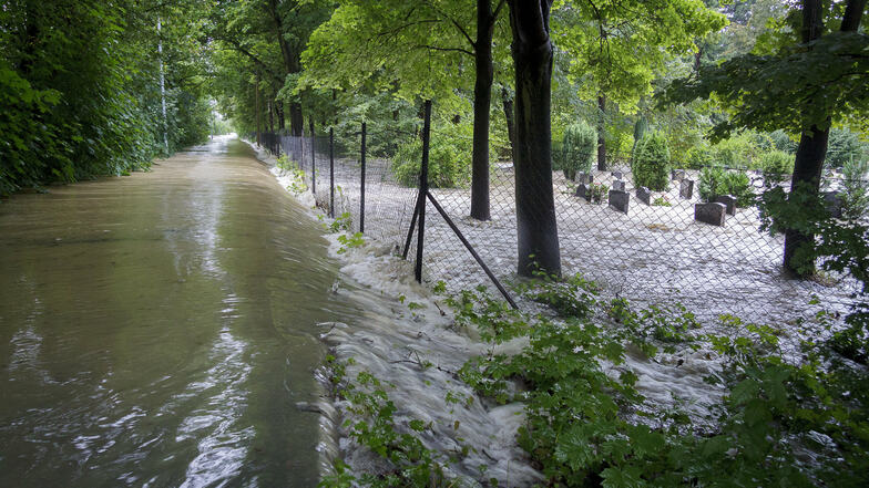 Der Friedhof in Hagenwerder wurde von Osten her überflutet: Das Wasser kam über den Neiße-Radweg.