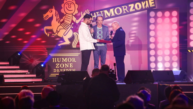 Olaf Schubert (M.) und Gregor Gysi (r.) überreichen Amir Shahbazz den Preis für den besten Newcomer.