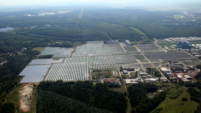 Wie Photovoltaikanlagen auf einer Fläche von rund 50 Hektar aussehen, zeigt sich sehr gut aus der Vogelperspektive im Industrie- und Gewerbegebiet Lauta.