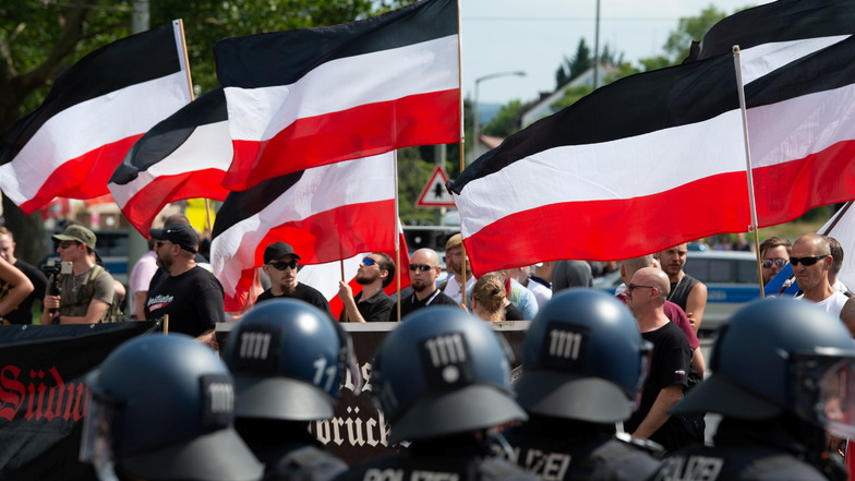 Kassel: Anhänger der rechtsextremen Kleinstpartei "Die Rechte" lassen bei der Demonstration ihre Fahnen wehen.