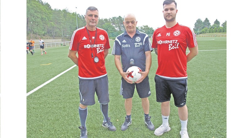 Der neue Cheftrainer Philipp Goltzsch mit seinen Co-Trainern René Grote und Perry Franke (von rechts). Unterstützt wird das Trio von Torwarttrainer Felix Wothe und Fitnesstrainerin Sophia Rößler.