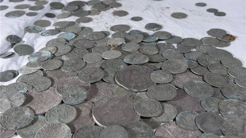 Der Schatz 236 Geldstücke wurden gefunden. Bei dem Großteil handelt es sich um silberne Münzen, darunter Taler aus Sachsen, der Schweiz und Nürnberg.