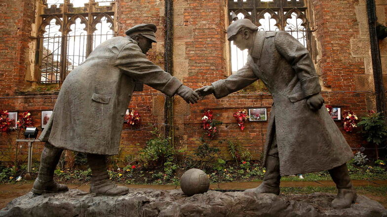 Heute erinnern mehrere Denkmäler an die Fußballspiele zwischen Briten und Deutschen an Weihnachten 1914  mitten im Ersten Weltkrieg - unter anderem vor der St Luke's Church in Liverpool.