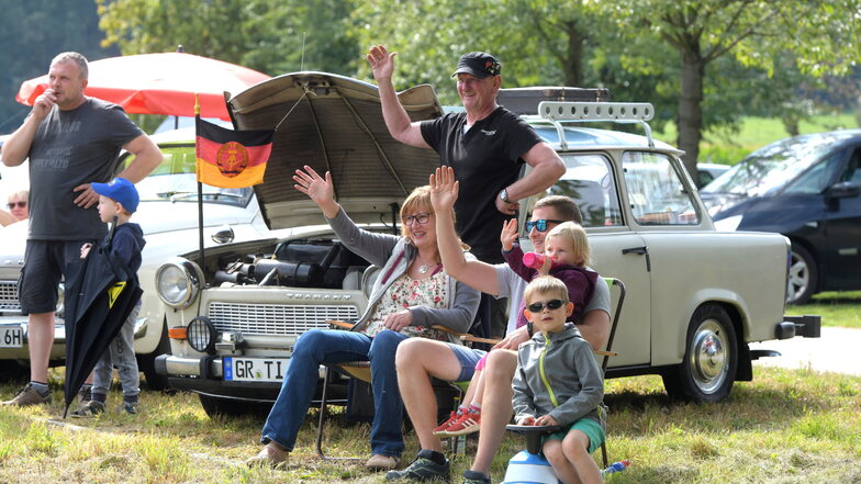 Trabi-Fans begrüßen die Teilnehmer der Rallye an der Straße in Ostritz sehr freundlich.