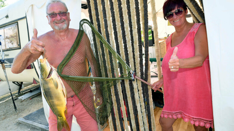 Für Walfried Ahlgrimm (69) und Simone Staude (68) aus Dresden ist vor allem die Möglichkeit wichtig, in Zeischa angeln zu können. Während seines Aufenthaltes hat der leidenschaftliche Angler Walfried Ahlgrimm jeden Tag bis zu zwei Karpfen gefischt. Das An