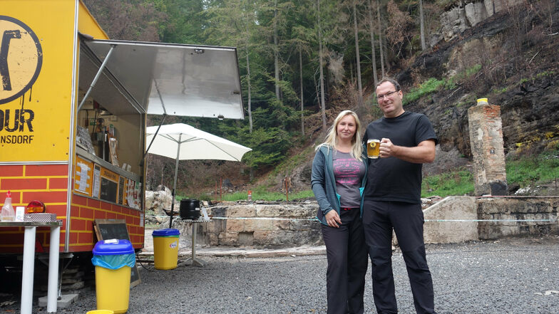 Der Eigentümer der Balzhütte Ivo Goedhart und seine Frau Barbora Laštuvková stehen vor einem Neuanfang. Wer bei ihnen ein Bier trinkt, ist schon eine große Hilfe.