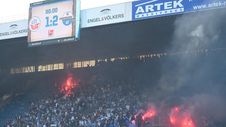 Das vorerst letzte Zweitliga-Spiel von Absteiger Hansa Rostock stand kurz vor dem Abbruch. Gegen den SC Paderborn zündeten Rostock-Fans Pyro und Böller.