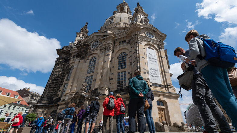 Touristen strömen in Scharen in die Frauenkirche - Pfarrer-Anwärter dagegen weniger.