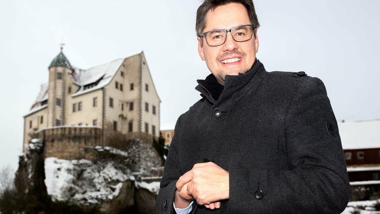 Hohnsteins Bürgermeister Daniel Brade (SPD) vor der malerischen Kulisse der Burg Hohnstein.