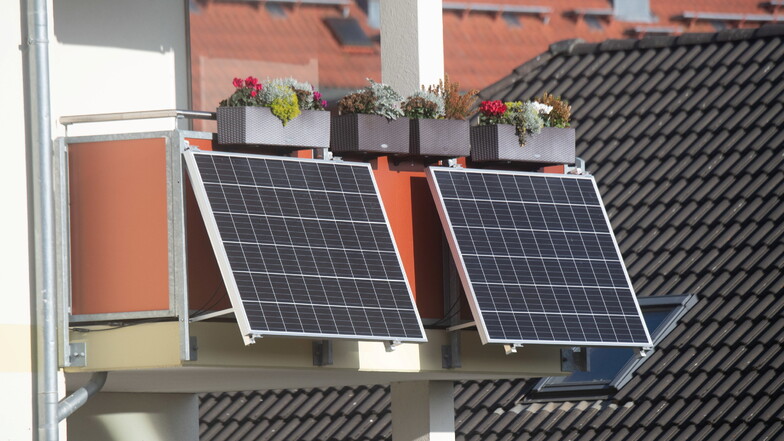 Symbolbild: Solarzellen an einem Balkon. Eine Möglichkeit für Bürger, klimaschonend Strom für den Eigenbedarf zu produzieren?