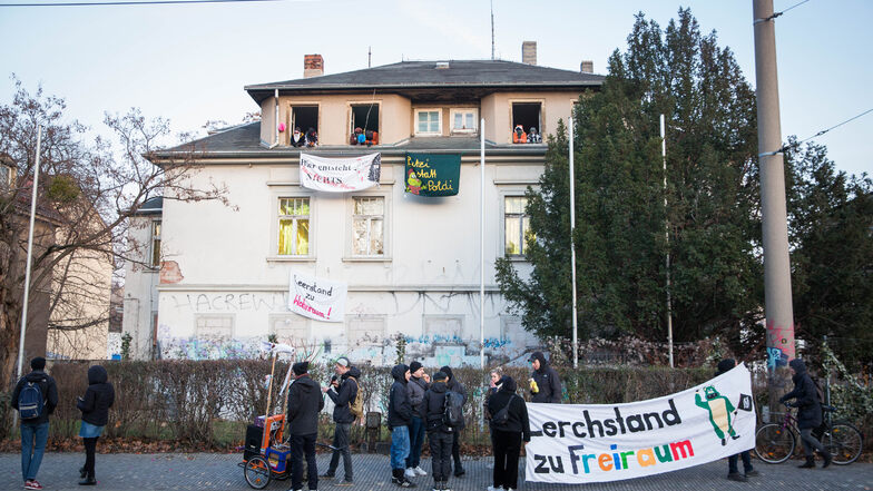 Am 17. Januar haben mehrere Aktivist*innen die drei Häuser und das Grundstück an der Königsbrücker Straße 12-16 besetzt.