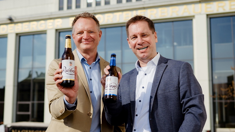 Sie starten eine neue Kampagne für eine der bekanntesten sächsischen Marken: Geschäftsführer Olaf Plaumann (links) und Marketingleiter Marco Domogalski vor der Radeberger Brauerei.