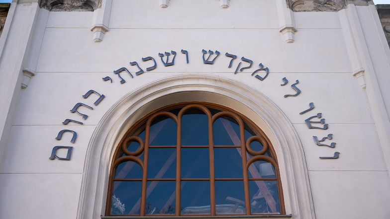 Das ist der fertige Schriftzug mit den hebräischen Buchstaben an der Alten Synagoge auf der Langenstraße in Görlitz.