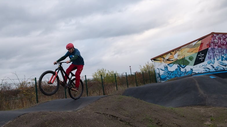 Die Pumptrack im Großenhainer Sportpark wurde im Herbst 2023 eröffnet und zieht viele Interessenten an. Leider gibt es im Umfeld immer wieder Probleme mit kaputten Glasflaschen und anderem Müll.