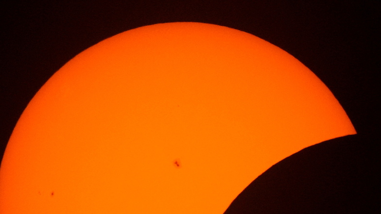 Sonnenflecken sind während der Anfangsphase der totalen Sonnenfinsternis in Arlington im US-Bundesstaat Texas zu sehen.