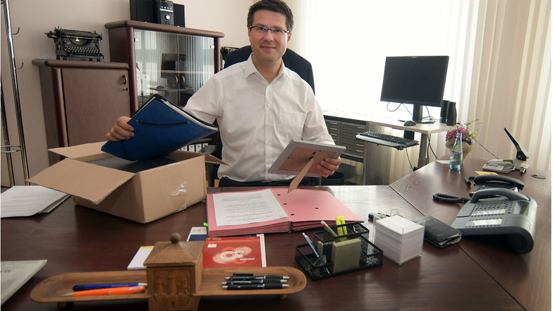 Vor zwei Jahren hat Oberbürgermeister Sven Liebhauser das Amt angetreten und den Schreibtisch in seinem Büro im Rathaus eingeräumt.