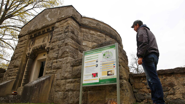 Eine der neuen Info-Tafeln steht vor dem Mausoleum der Familie Naumann in Königsbrück. Besucher können sich jetzt über die Sehenswürdigkeiten rund um die Kirche informieren.