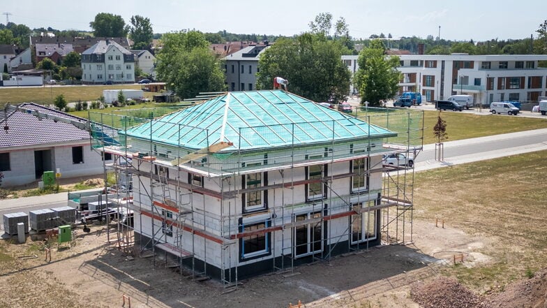 Im Döbelner Walduferviertel errichten Mitarbeiter der Wachs Bauunternehmung aus Roßwein und deren Partnerfirmen gerade ein Town & Country-Massivhaus.