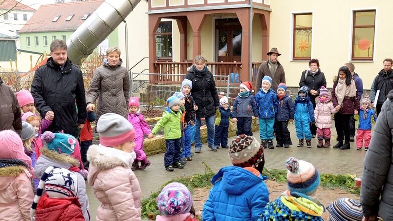 Großer Kreis vor einem großen Moment: Im christlichen Kindergarten ist nach drei Jahren Vorbereitung der Spielplatz fertig.