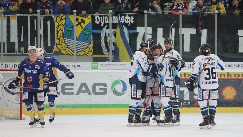 Links konsternierte Füchse, rechts feiernde Eislöwen - die Dresdner Eishockeyprofis gewannen in Weißwasser mit 7:3.