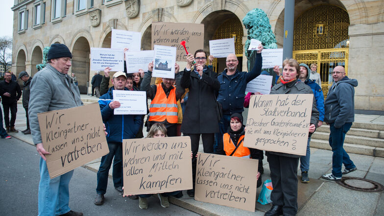 Alexander Darre (M) organisierte die Demo vor dem Dresdner Rathaus.