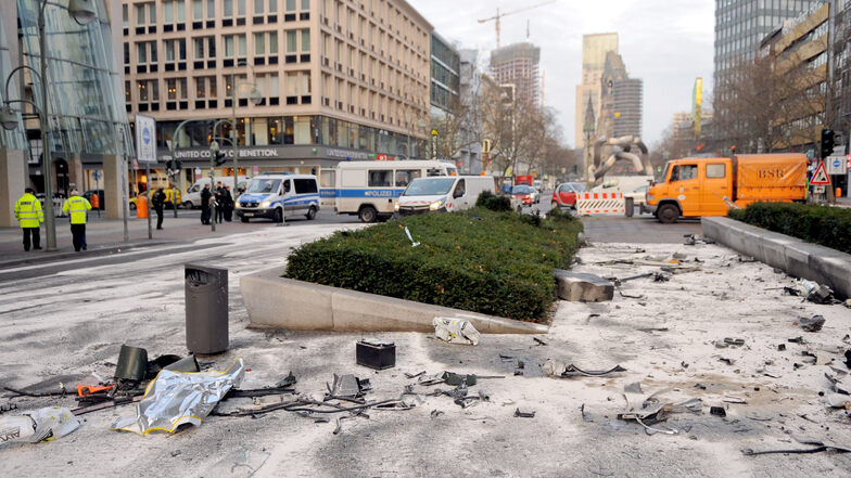 Fahrzeugteile liegen in der Tauentzienstraße in Berlin. Bei einem illegalen Autorennen war am 1. Februar 2016 ein unbeteiligter Autofahrer getötet worden.