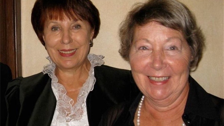 Christine Parsiegla (rechts) verließ danach noch vor ihrem 18. Geburtstag die DDR. Noch heute pflegt sie die Freundschaft zu ihrer Schulkameradin Rosemarie (links).
