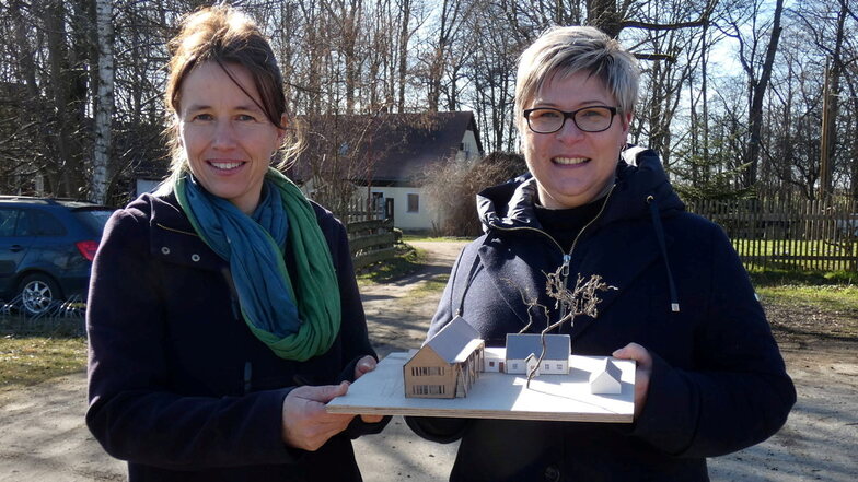 So, wie auf dem von Angelika Schröter (l.) und Romy Reinisch präsentierten Modell, soll das künftige Umweltbildungszentrum in Kleinholscha aussehen.