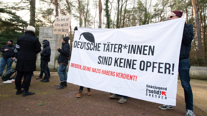 Die Linksjugend protestierte mit Transparenten gegen die Verlesung der Opfernamen. 