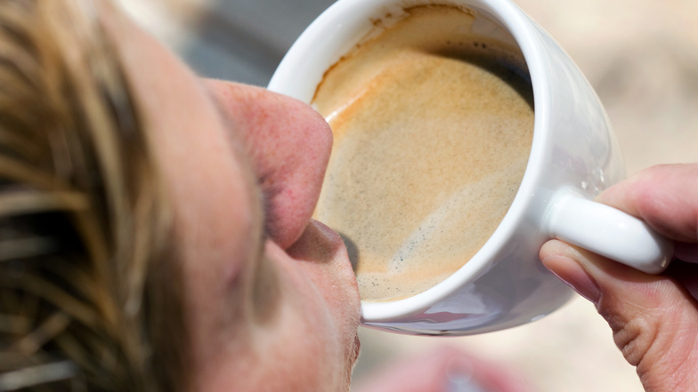 Genießen, aber bitte in Maßen: Bei Kopfschmerzen oder Herzrasen lieber keinen Kaffee mehr trinken.