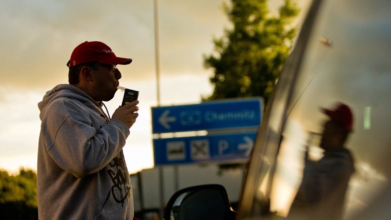 Ein Alkoholtest, hier ein Symbolfoto,  an der Raststätte Dresden an der A 4.