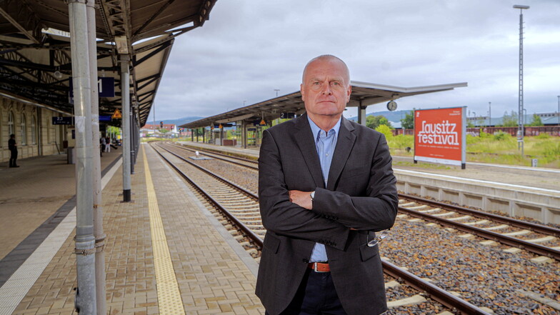 Und wieder einmal kommt kein Zug am Bahnsteig 1 des Bautzener Bahnhofs. Zvon-Geschäftsführer Hans-Jürgen Pfeiffer ist sauer auf die Länderbahn, deren Züge hier fahren - wenn sie denn fahren.
