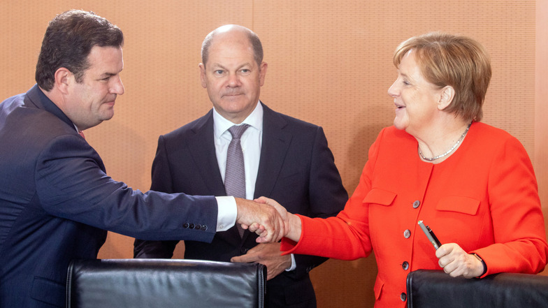 Arbeitsministerminister Heil (links) will Geld für die Grundrente, Kanzlerin und Finanzminister sind skeptisch.