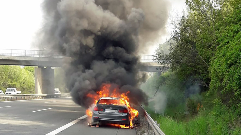 Feuerwehr löscht brennendes Auto auf A72