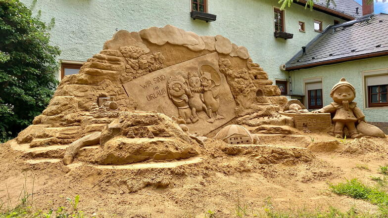 Vor dem Eingang befindet sich eine sehenswerte Skulptur aus Sand, natürlich mit dem Sandmännchen.