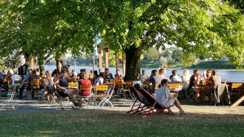 Im Elbegarten am Blauen Wunder haben rund 500 Gäste Platz und können dabei direkt auf die Elbe schauen.