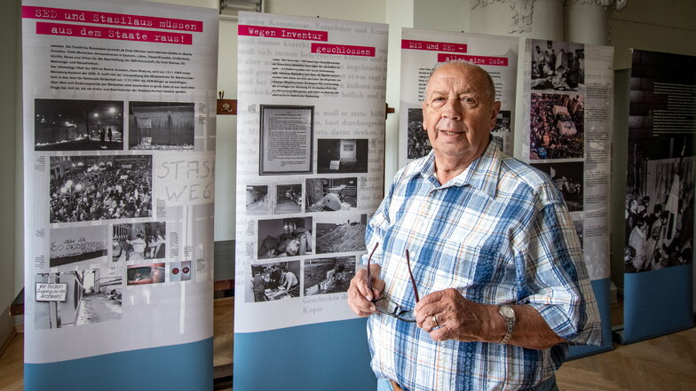 Helmut Kirchhübel hat sich am Dienstag die Stasi-Ausstellung im Waldheimer Rathaus angeschaut. Der ehemalige Döbelner wurde selbst vom Staatssicherheitsdienst überwacht, unter anderem weil seine Schwiegereltern in Westberlin lebten.