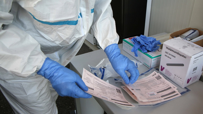 Ein PCR-Test wird nach einem Abstrich für den Versand ins Labor fertiggemacht. An der Aussagekraft dieses Tests zweifeln nicht nur Laien, sondern auch einige medizinische Fachkräfte.