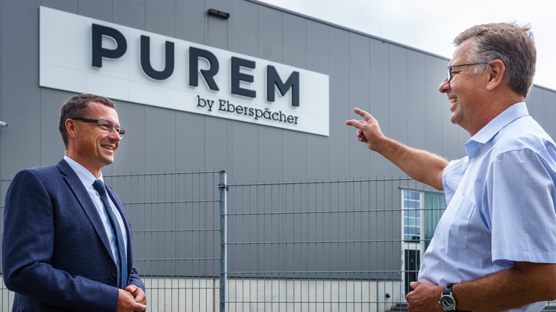 Zur Enthüllung des neuen Markennamens Purem by Eberspächer begrüßte das Team von Ebernspächer vor Ort Wilsdruffs Bürgermeister Ralf Rother (links) und Dr. Thomas Waldhier, CEO von Purem by Eberspächer.